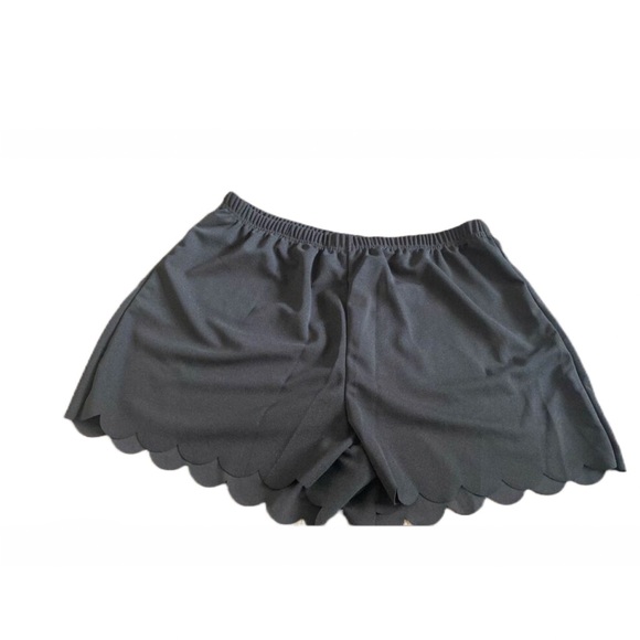 🌻
 PLUS Scallop Hem Shorts 🖤 - Picture 4 of 5
